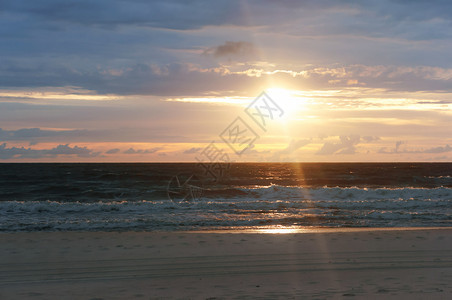 波罗的海日落美丽出和海浪美丽的日出和海浪黎明洋景观图片