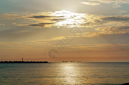 波罗的海日落美丽出和海浪美丽的日出和海浪安静的橙晴天图片