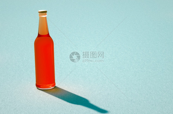 各种玻璃瓶蓝色底有阴影的各种玻璃瓶3D型全装和封闭的红玻璃瓶无标签Retro饮料瓶概念插图贮藏啤酒实际的图片