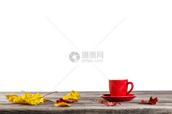 桌子上的红杯与秋叶隔离在白色背景上桌子的红杯与秋叶材料棕色的蒸汽图片