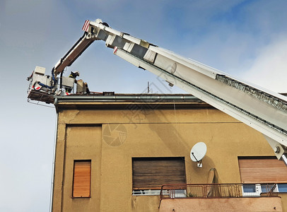 梯子萨格勒布地震后消防员正在修烟囱危险克罗地亚图片