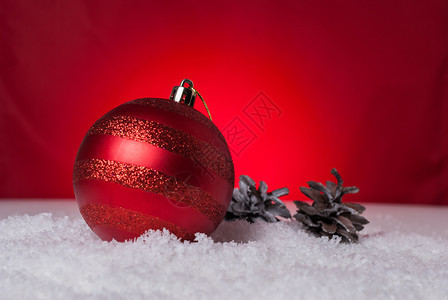 季节颜色红球锥蛋雪背景的新年数传统的图片
