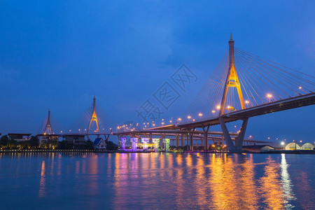 水普密蓬深夜布博桥通向ChaoPhraya河的高速公路运输图片