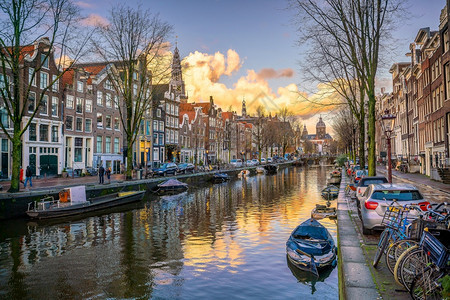 市中心阿姆斯特丹市下城天线日落时荷兰的城市风景旅游著名的图片