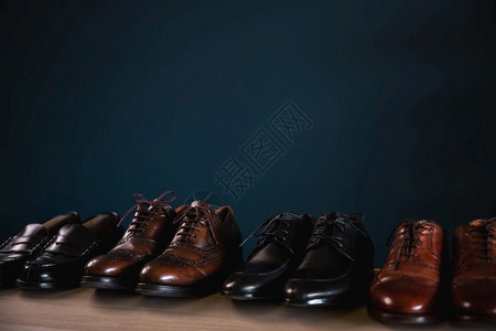 男士鞋履时尚各种Malersquos鞋在House正式皮鞋的货架上包括WingtipLoafer和Oxford展示奢华城市的图片