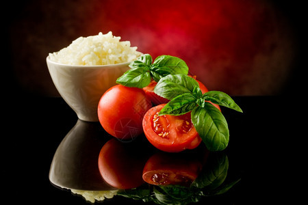 碗里有大米烤肉和新鲜樱桃西红柿的照片饮食营养人图片