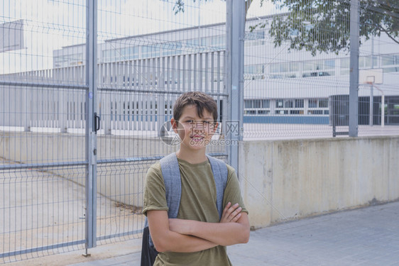 知识带着他的背包好孩子站在学校门口着小生基本的图片