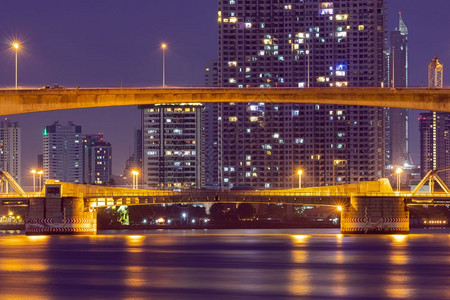 建筑学景观夜深时城市大楼有灯光照耀着这里的建筑天线图片