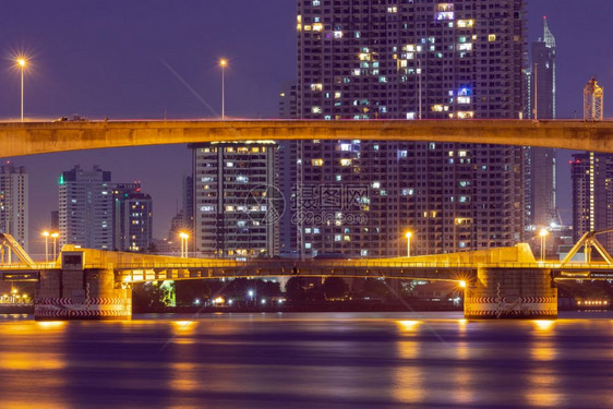 建筑学景观夜深时城市大楼有灯光照耀着这里的建筑天线图片