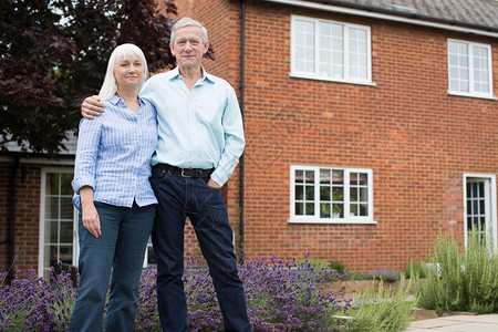 财产离异夫妇在家庭外站立的肖像自信安全图片