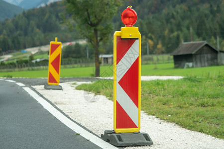 重建道路边的筑公警告标志牌建造街道图片