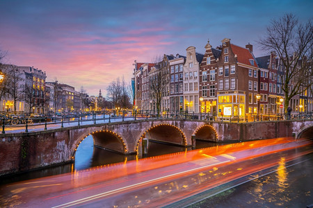旅游阿姆斯特丹市下城天线日落时荷兰的城市风景水著名的图片