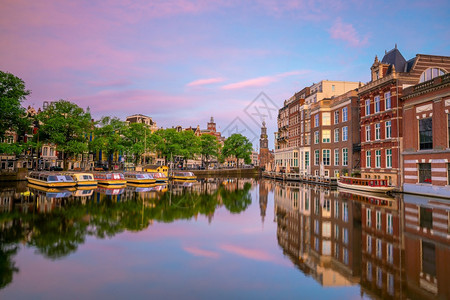 阿姆斯特丹市下城天线日落时荷兰的城市风景镇运河树图片
