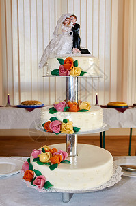 三层传统婚礼蛋糕图片