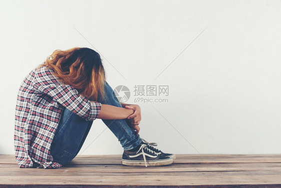 虐待孤独亚洲人悲哀的女拥抱她膝盖哭泣如此孤单图片