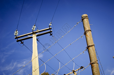 栅栏一种电线由铁丝网围栏守卫边界图片