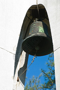 戒指经典的优质旧钟在白色建筑中的蓝天空下图片