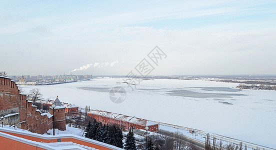 凉爽的建筑学冷冻俄罗斯NizhnyNovgorod的冰冻伏尔加河冬季风景图片