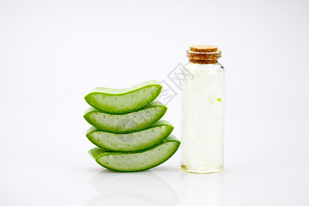 白色背景上的Aloevera切片植物群健康化妆品图片