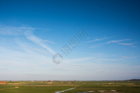 农业河带有天空和风车的典型杜丘景颜色图片
