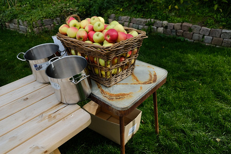 新鲜苹果放在一个桌上的子在以安地丹的园圃里饮食物图片