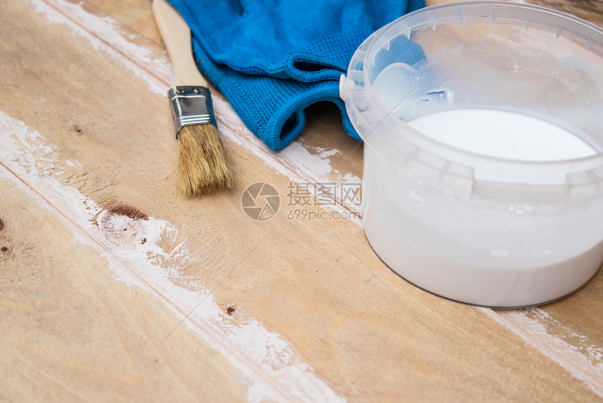 地面质木头为画板做准备为画板做制作为画板准备观看工具并复制空间印材料油漆刷子用和木板上一罐涂漆和手套绘制图板的准备工作图片