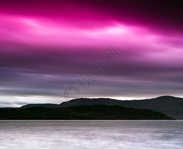 水平生动的粉红色挪威峡湾山景观背水平生动的粉红色挪威峡湾山景观背明信片海洋慢的图片