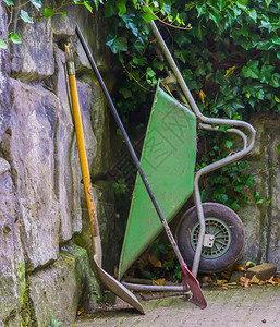 关心死板的后院基本园艺设备手推车铁铲和硬实的花园维护工具图片