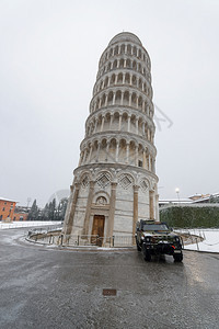 著名的奇迹广场和比萨倾斜的塔台在冬季暴雪后日出时托斯卡尼意大利奇迹广场和比萨倾斜的塔台在胜利后日出时建筑学天背景图片
