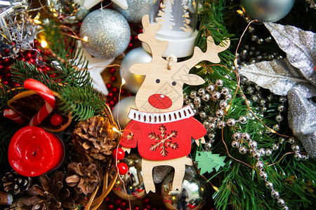 珠子圣诞背景美丽的卡片与木鹿圣诞背景美丽的卡片与木鹿祝贺框架图片