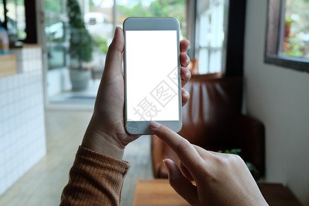 互联网妇女手握机电话空白复制间屏幕的手提智能电话触碰抓住图片