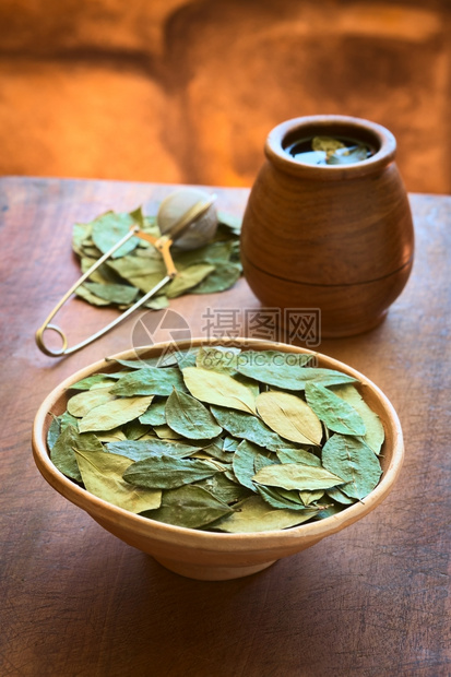 在粘土碗中的干古柯叶背面有新鲜的古柯茶配方与天然光相拍照选择焦点关注古柯叶中间部分CocusonthemindofCoselee图片