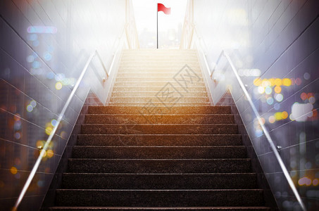 楼梯城市的配有金属铁轨地站阶梯成功的概念金融图片