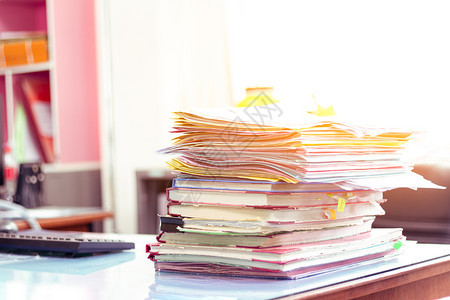 忙碌的团体合法将文件存放在商业办公室服务台的文件堆放一图片