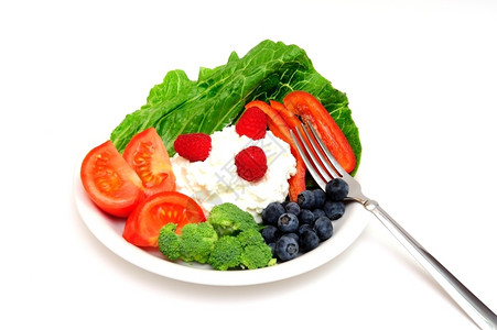 钙带有蔬菜和浆果的粗奶酪沙拉包括草莓蓝红贝尔辣椒Broccoli番茄加在罗曼菜生贝里和椰子芝士沙拉上覆盆子晚餐图片