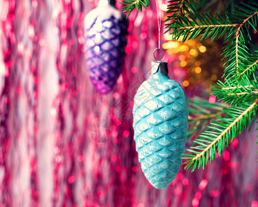闪耀卡片树枝上的圣诞装饰品在树枝上以古董风格制作的圣诞玩具颜色图片
