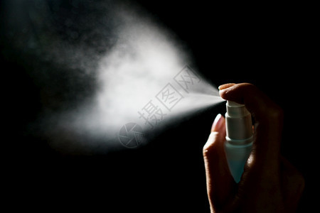 使用消毒剂喷雾酒精洒消毒剂以停止传播冠状或COVID19的手细菌水关心图片