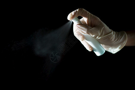 大流行使用消毒剂喷雾酒精洒消毒剂以停止传播冠状或COVID19的手疾病卫生图片