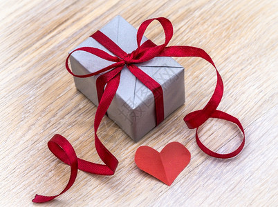 二月带心脏的节假日套餐手工制作的礼品包装颜色爱图片
