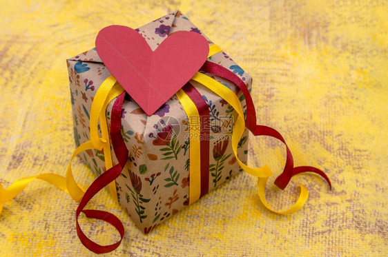 欲望展示礼物带心脏的节假日套餐手工制作的礼品包装图片