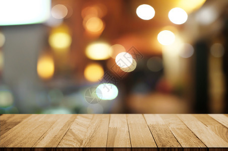超过桌子城市餐饮咖啡厅背景中模糊的夜光上空木板桌图片