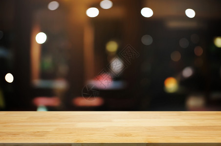 展示餐饮咖啡厅背景中模糊的夜光上空木板桌家上图片