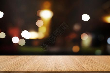 餐饮咖啡厅背景中模糊的夜光上空木板桌制最佳商业图片