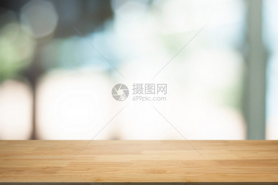 柜台店铺咖啡空白的木桌在模糊复选抽象背景前图片