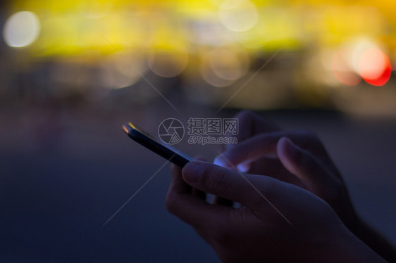 在市内夜间使用手机的近身技术夜晚接触图片