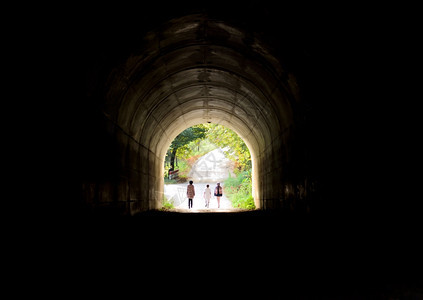 3个青少年在穿过隧道灯光的路上地面青年希望图片