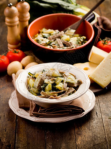 勺子北意大利地区面盘木制桌上叫做皮佐切里土豆区域图片