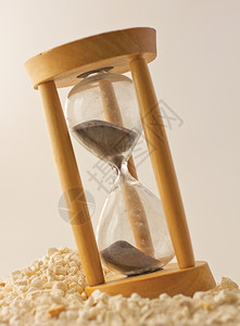 钟优质的速度白沙上涂有黑的木墨镜图片