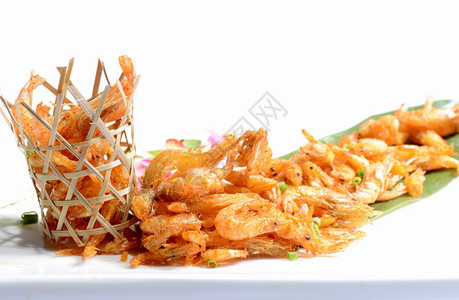 餐厅蔬菜食物白色背景竹篮中的餐炸虾图片