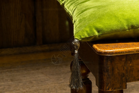 室内的空华丽木椅上天鹅绒翡翠绿色靠垫家具图片